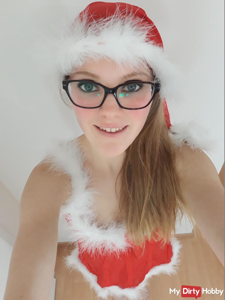 Bella Klein trägt ein Weihnachtsmann-Kostüm