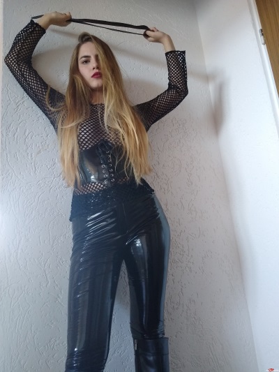 RubyRubin trägt eine schwarze Latexbluse und -hose