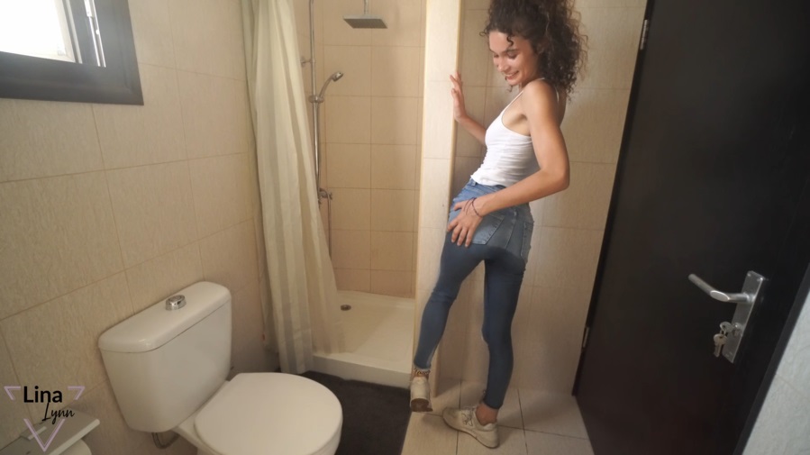 Lina Lynn Lush trägt enge Jeans